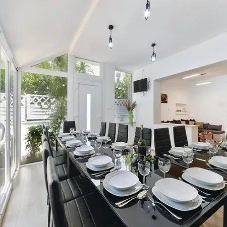 G Apartment *