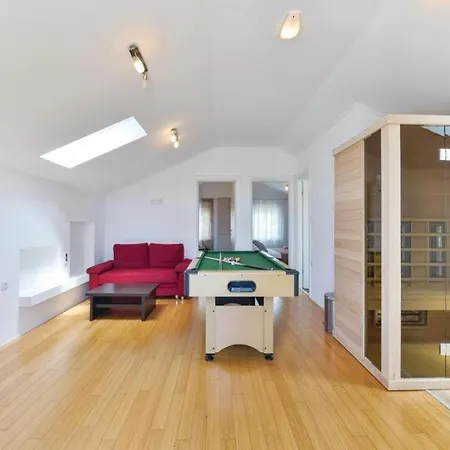 G Apartment *